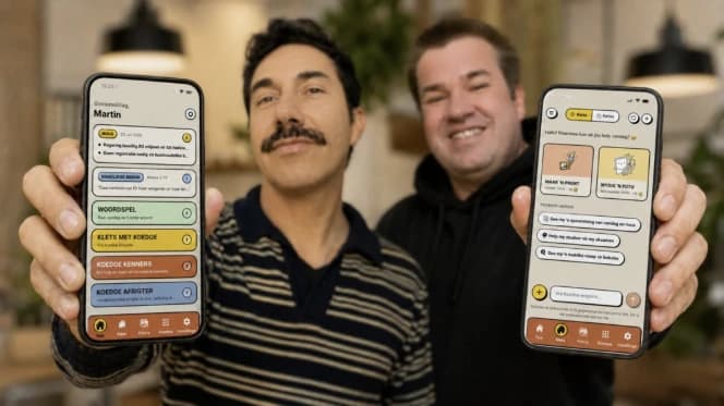 Martin Bester (left) and Pieter Bothma (right), each holding a phone with the Koedoe app open